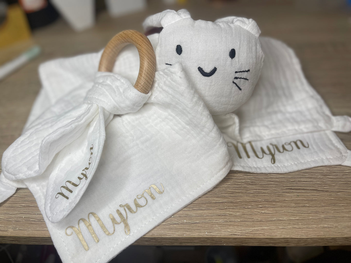 Coffret Naissance Personnalisable – Doudou, Anneau de Dentition & Bavoir