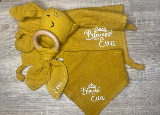 Coffret Naissance Personnalisable – Doudou, Anneau de Dentition & Bavoir